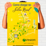 Mapa ilustrado de Santa Teresa e Glória no Rio de Janeiro, com fundo amarelo vibrante, árvores verdes e ícones de pontos turísticos, criado por Anderson Barros para Garnier e Agência Fluxxo.